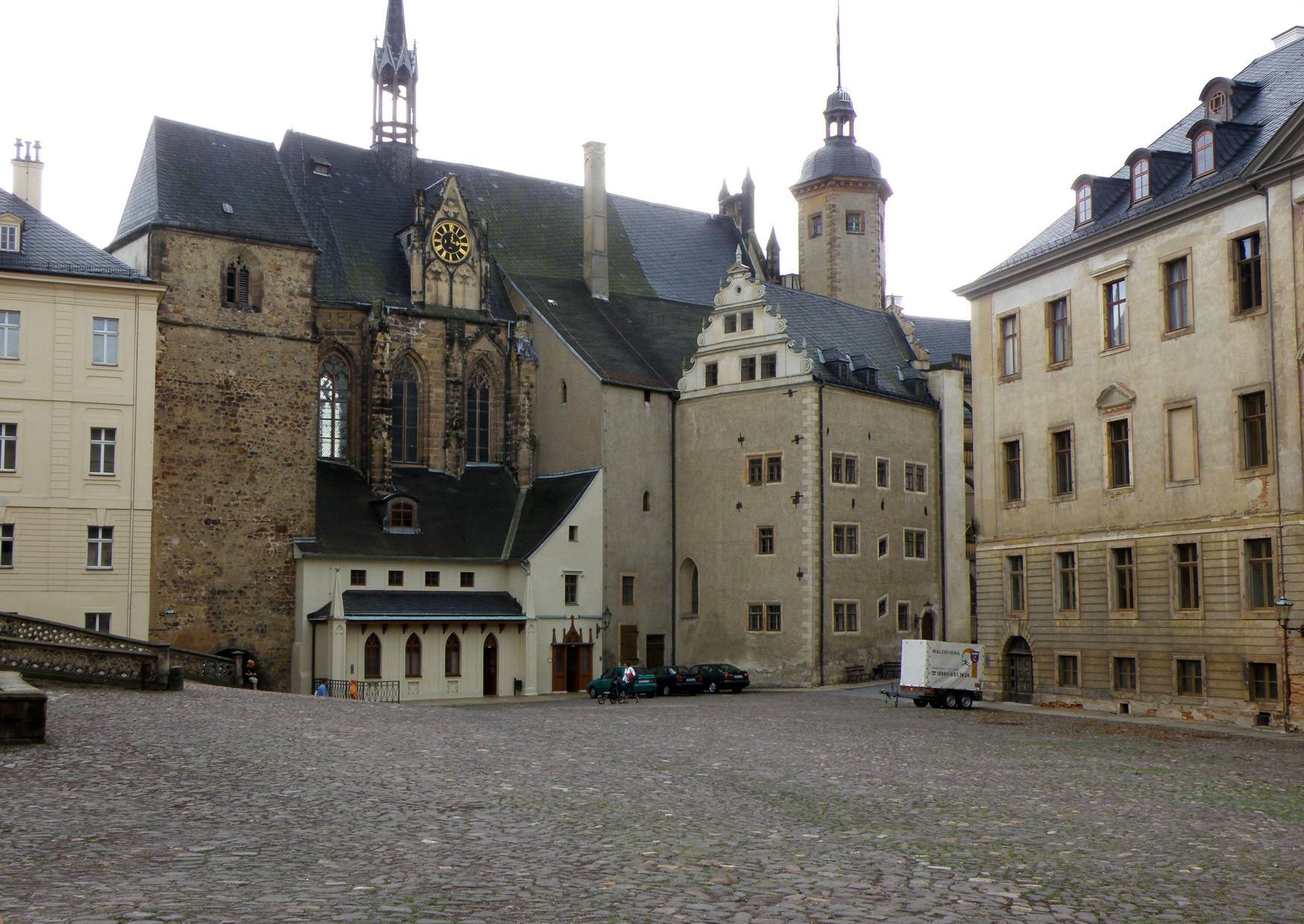 Die Schlosskirche neben dem Eingangstorbogen zum Schloss Altenburg