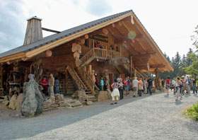 Ausflugsziel Erzgebirge Walderlebniszentrum am Mordstein Blockhausen große Hütte