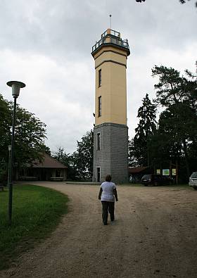 Wander- und Ausflugsziel in der Oberlausitz, der Monumentberg mit Aussichtsturm und Bergbaude.