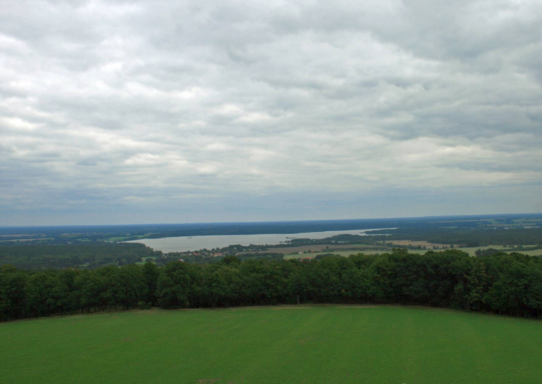 Monumentberg der Blick vom Aussichtsturm auf die Talsperre Quitzdorf