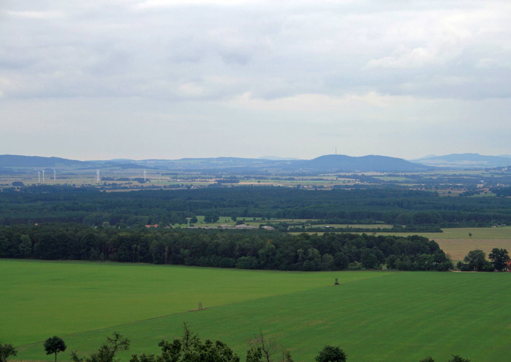 Monumentberg der Blick vom Aussichtsturm auf  den Löbauer Berg