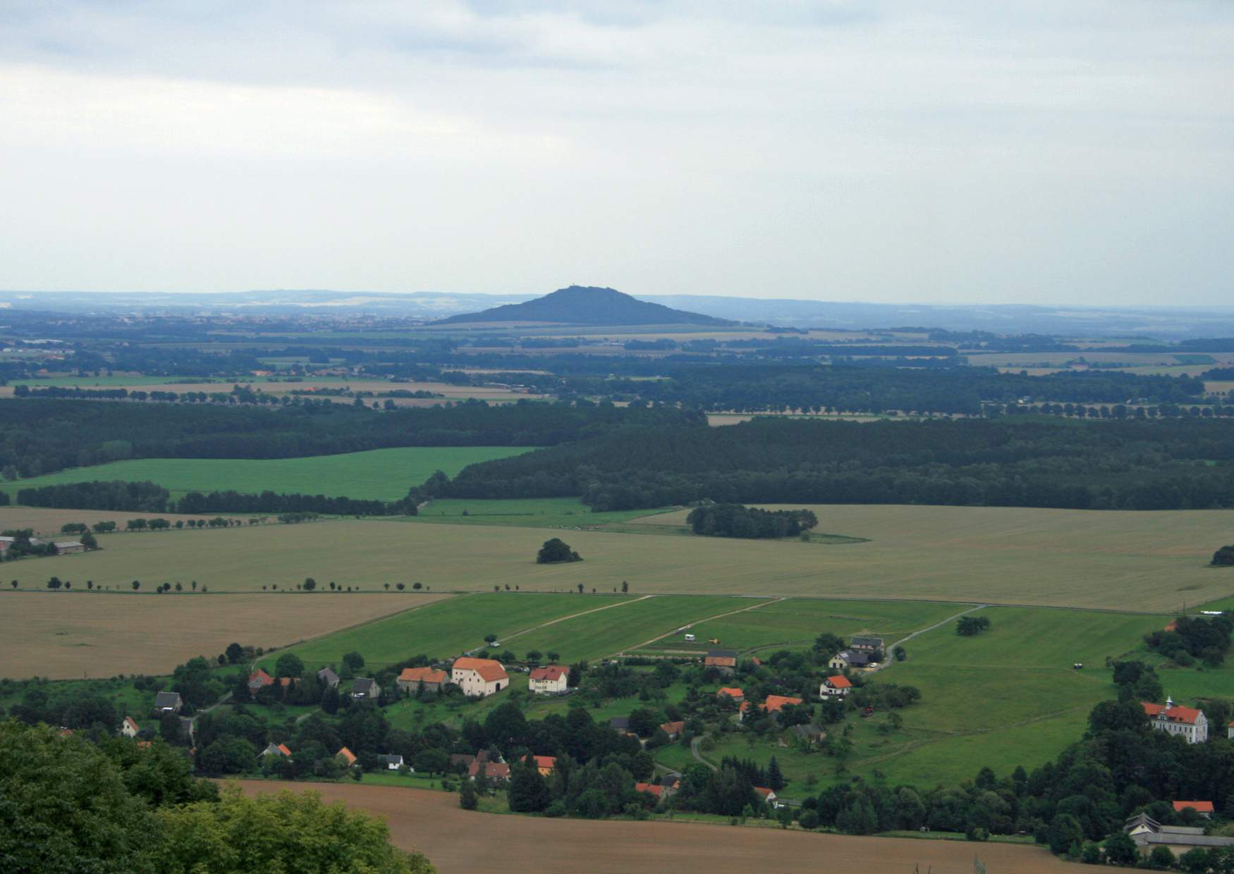 Rotstein der Blick zur Landeskrone bei Görlitz