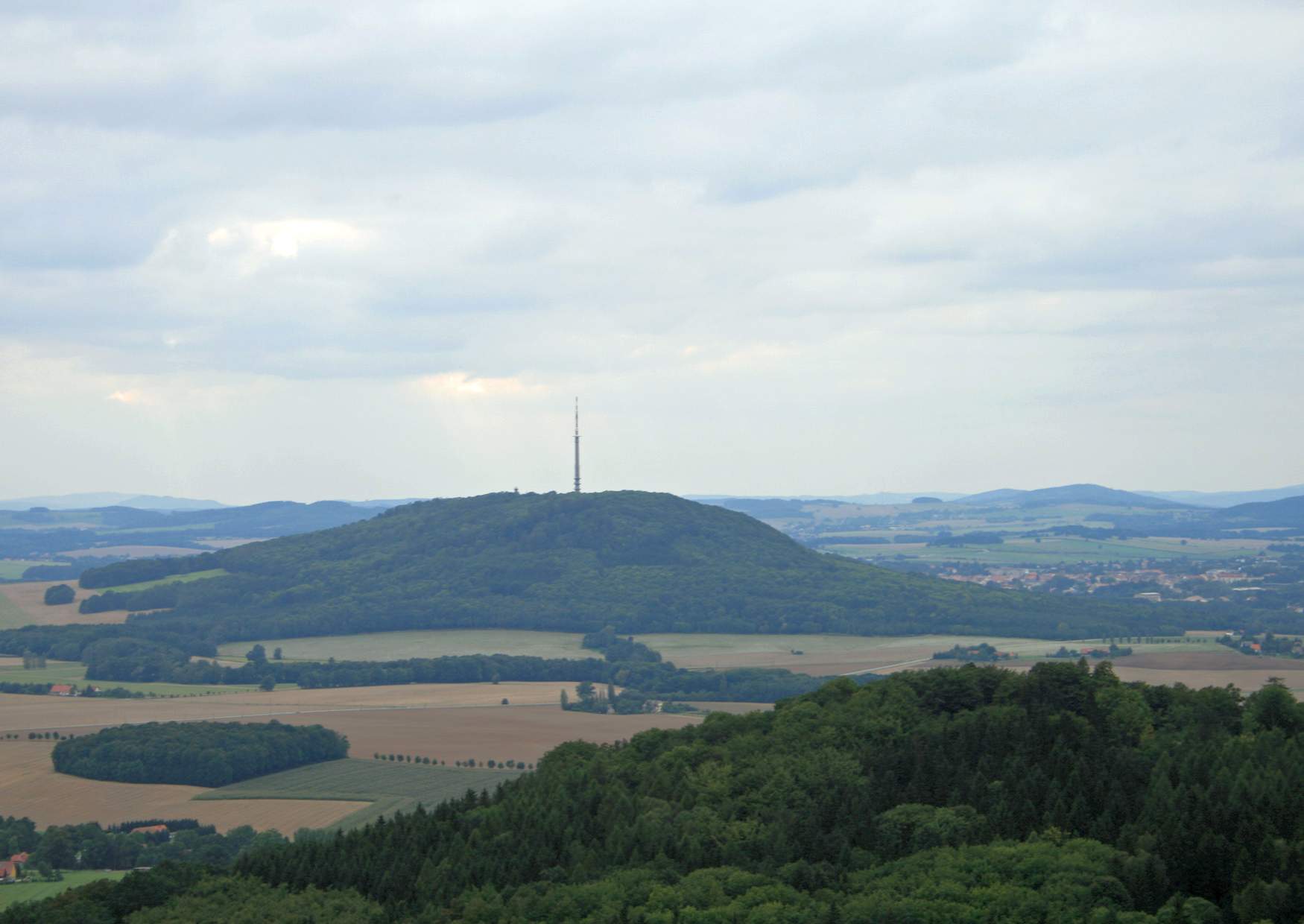 Rotstein der Blick zum Löbauer Berg