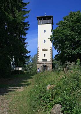 Der Aussichtsturm hinter der Bergwirtschaft