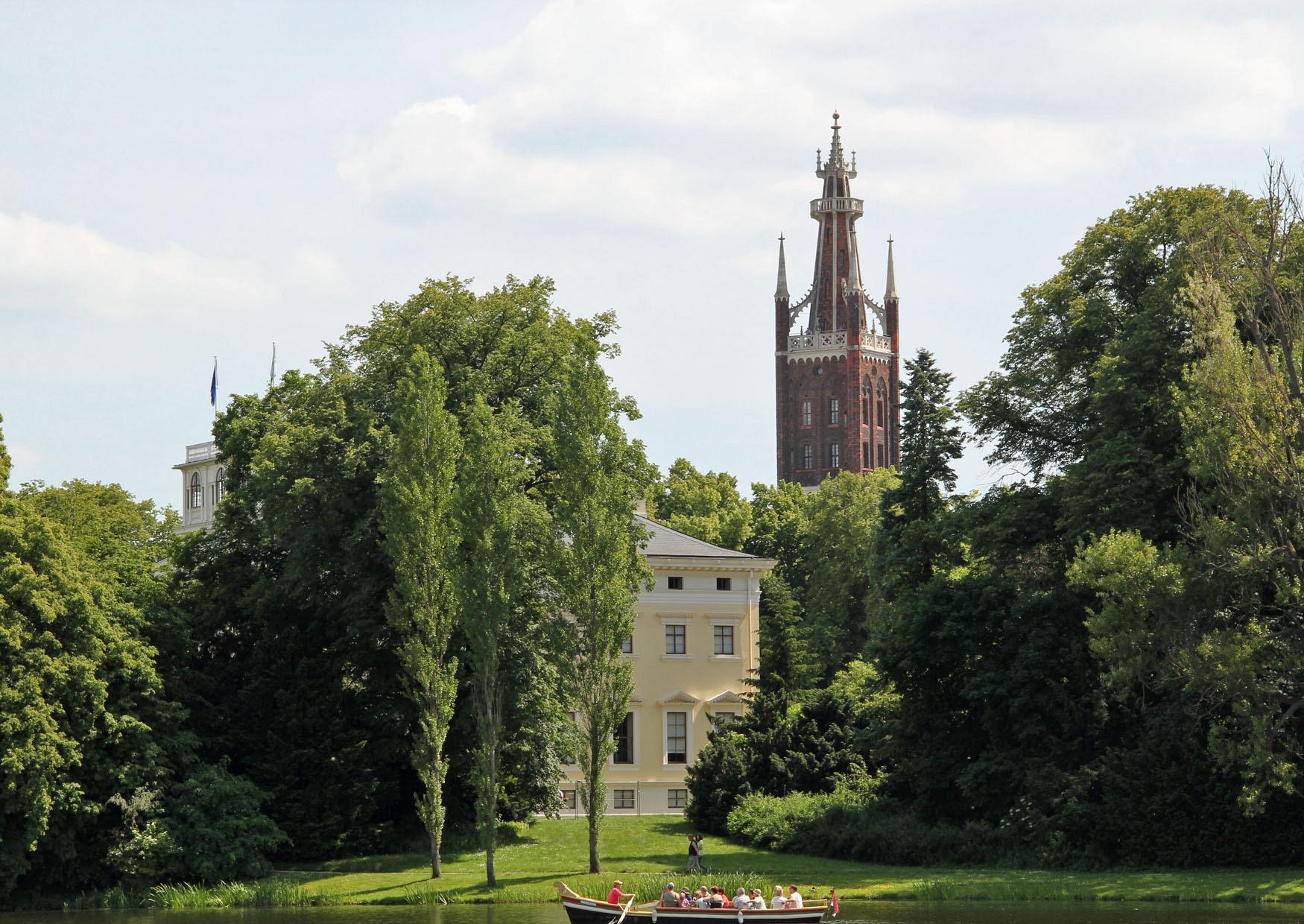 Am anderen Ufer des Wörlitzer See sehen wir neben dem Schloss die St. Petri Kirche