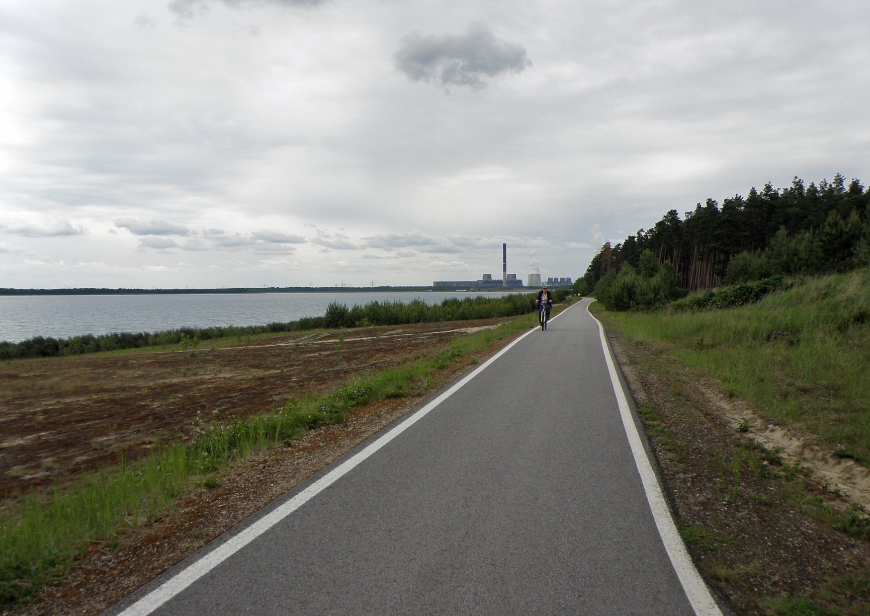 Der Bäralder See bei Boxberg im Jahr 2009, Radweg mit Kraftwerk