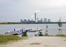 Der Bärwalder See ein Badesee und Erholungsgebiet vor dem Kraftwerk Boxberg