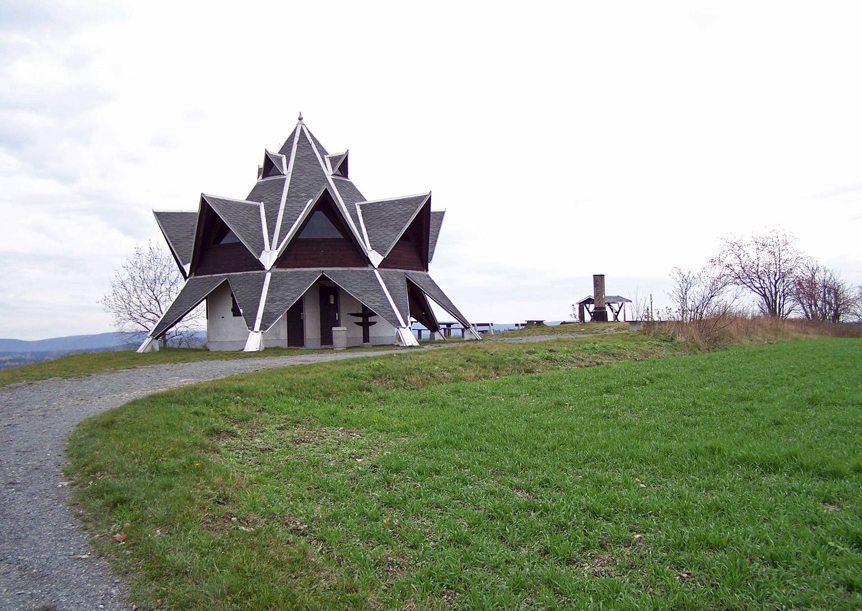 Der Aussichtsturm auf dem Wirtsberg bei Landwüst im Vogtland mit Picknickplatz