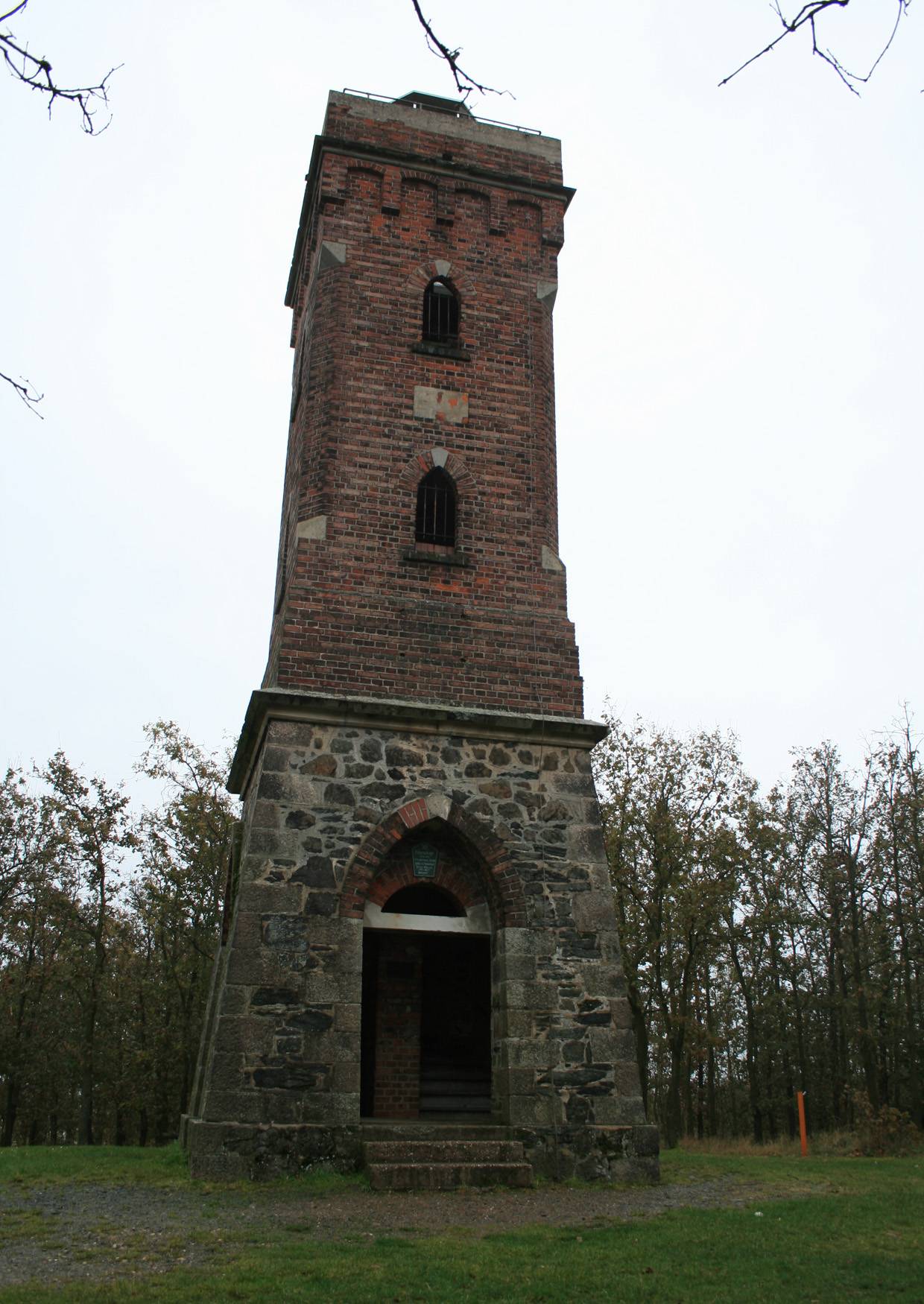 Der Julius-Mosen-Turm auf dem Eisenberg an der Talsperre Pöhl