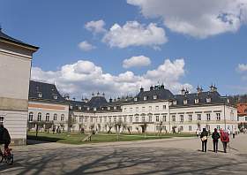 Der Schlosspark Pillnitz ist beliebtes Ausflugsziel bei Dresden und wird auch oft von Reisebussen mit Touristen aus aller Welt angefahren.