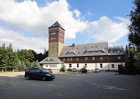 Ein beliebtes Ausflugsziel ist der Bärenstein im Erzgebirge mit seinem Aussichtsturm und im Berghotel kann man auch gleich seinen Urlaub verbringen.