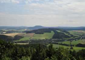 Der Scheibenberg bei der Bergstadt Scheibenberg - Blick zum Bärenstein