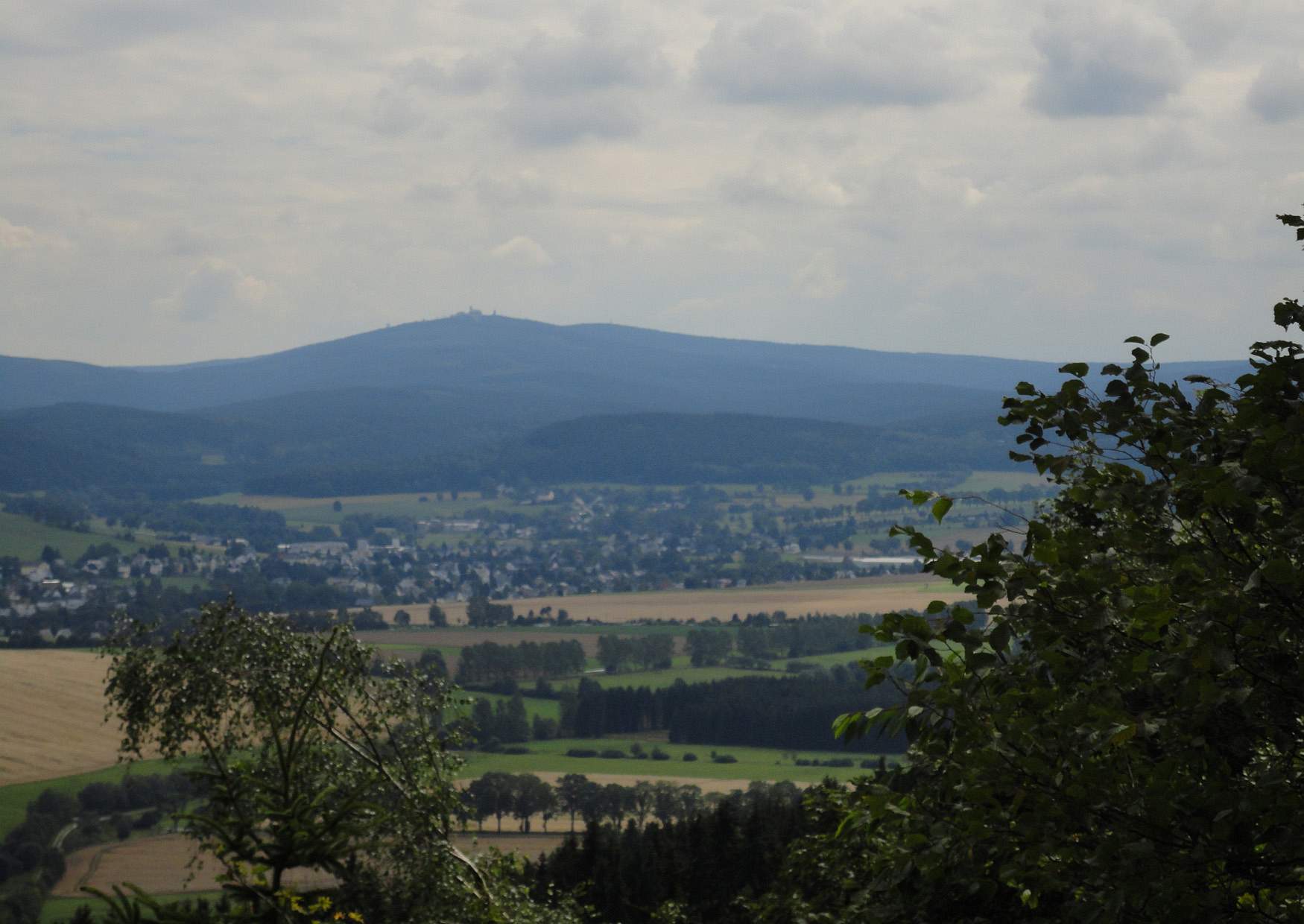 Der Scheibenberg bei der Bergstadt Scheibenberg - Blick zum Fichtelberg