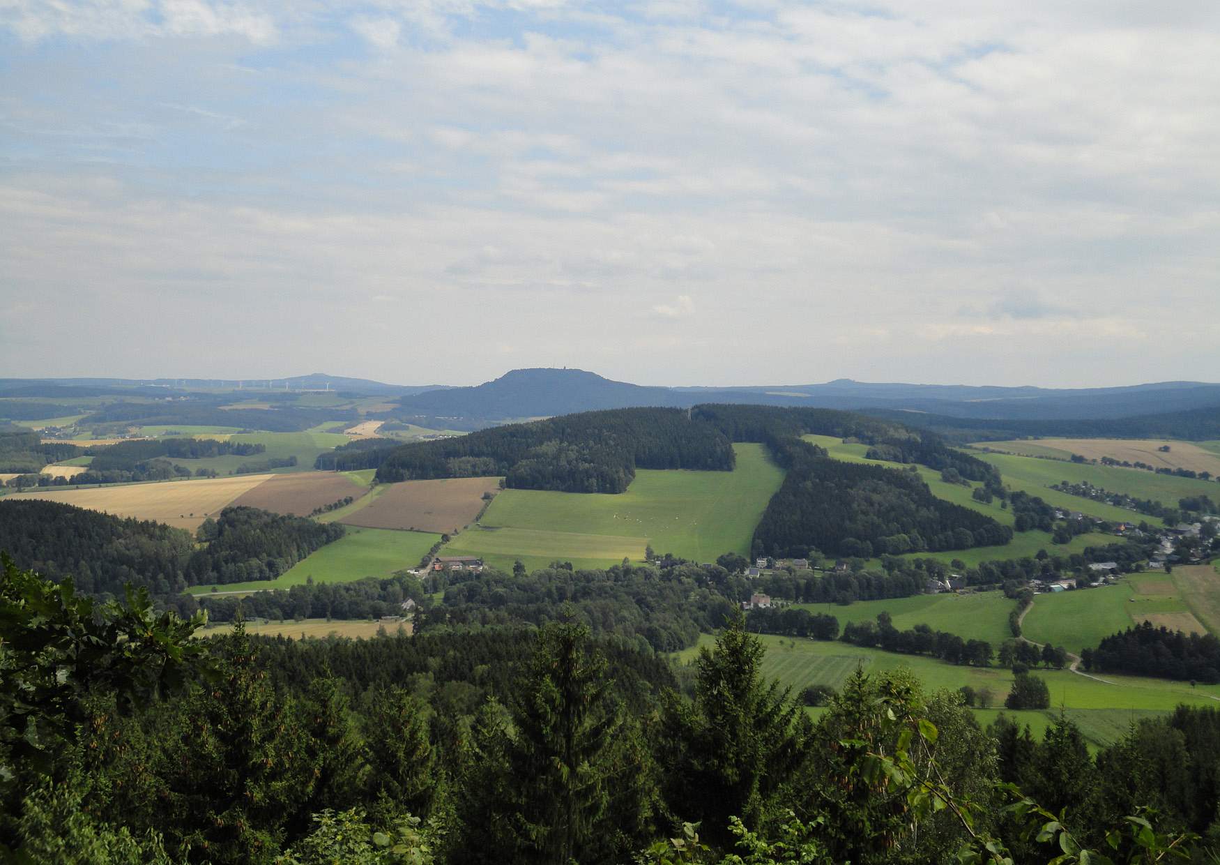 Der Scheibenberg bei der Bergstadt Scheibenberg - Blick zum Bärenstein