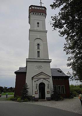 Der Pöhlberg bei Annaberg Buchholz mit Berghotel und Aussichtsturm