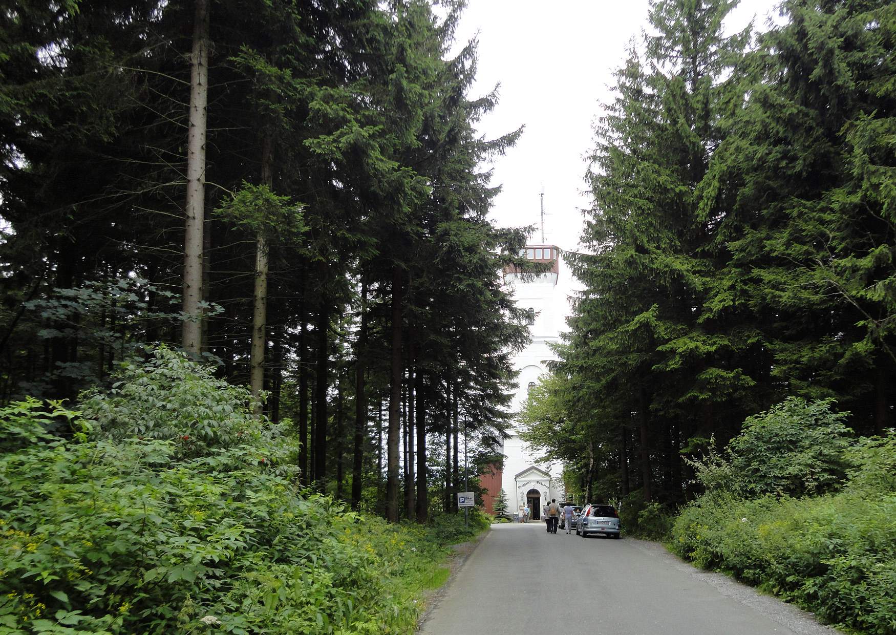 Der Pöhlberg bei Annaberg Buchholz - Die Strasse zum Berghotel mit Aussichtsturm