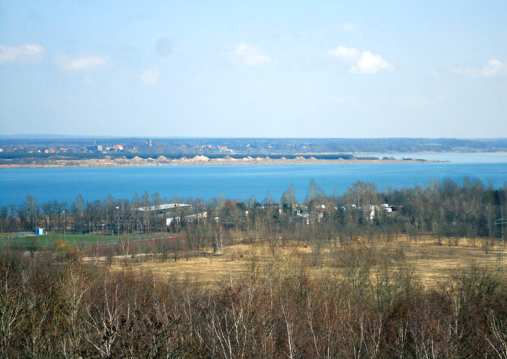 Der Blick vom Bitterfelder Bogen zum Roten Turm in Pouch