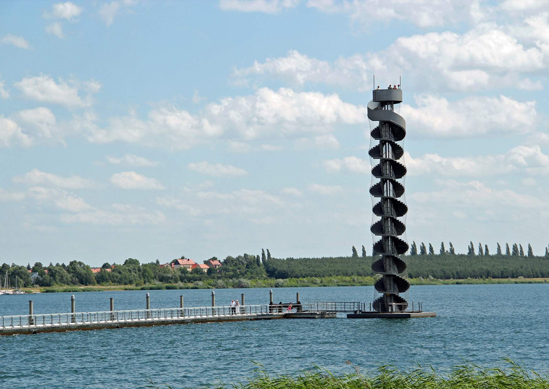 Goitzsche Pegelturm im Sommer