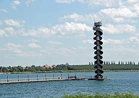 Ausflugsziel an der Bernsteinpromenade der Pegelturm auf dem Goitzschesee.