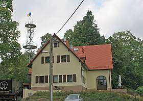 Ausflugsziel bei Neustadt Sachsen ist die Götzinger Höhe mit dem Berggasthof und dem Aussichtsturm.