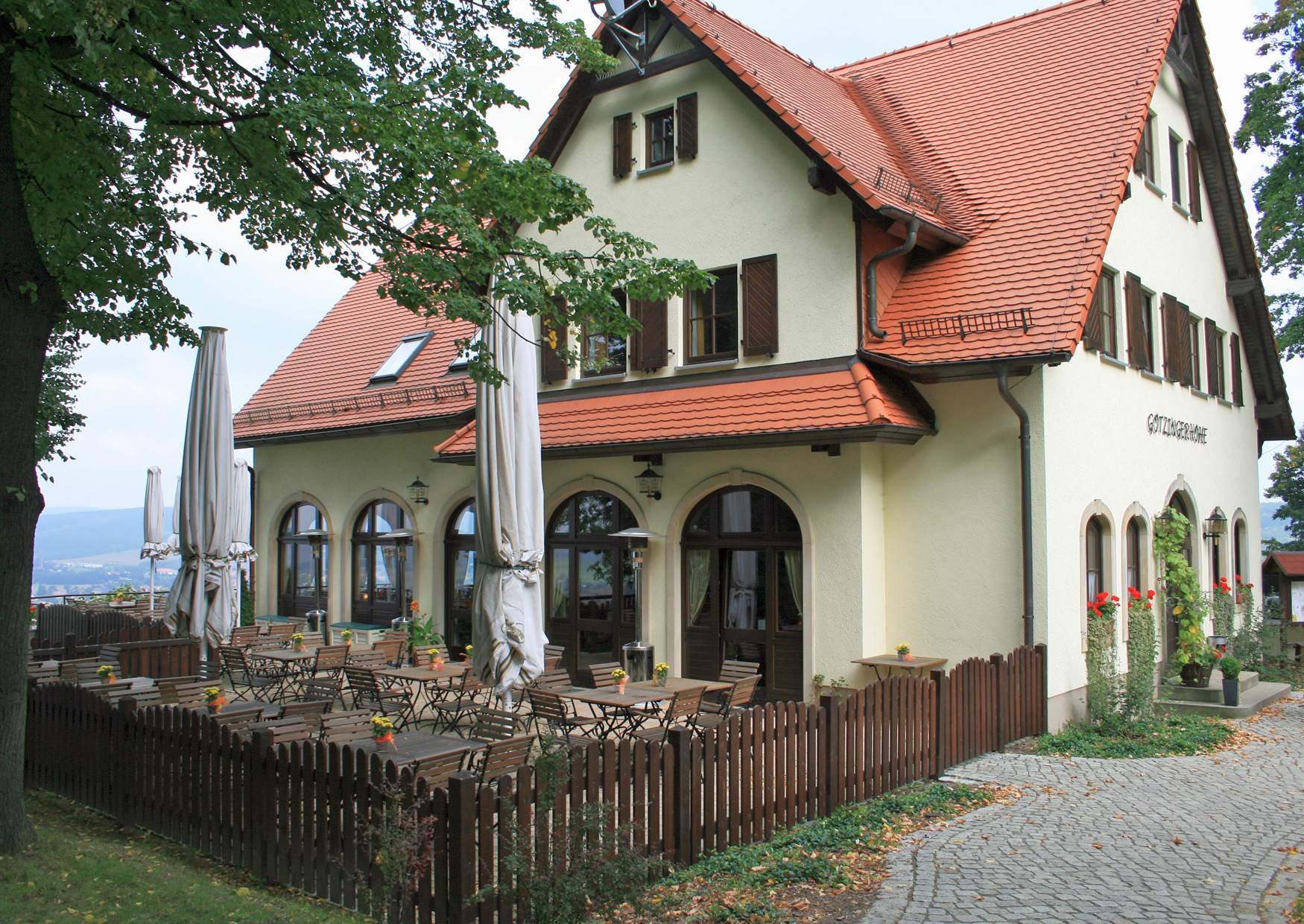 Der Biergarten am Berggasthof auf der Götzinger Höhe