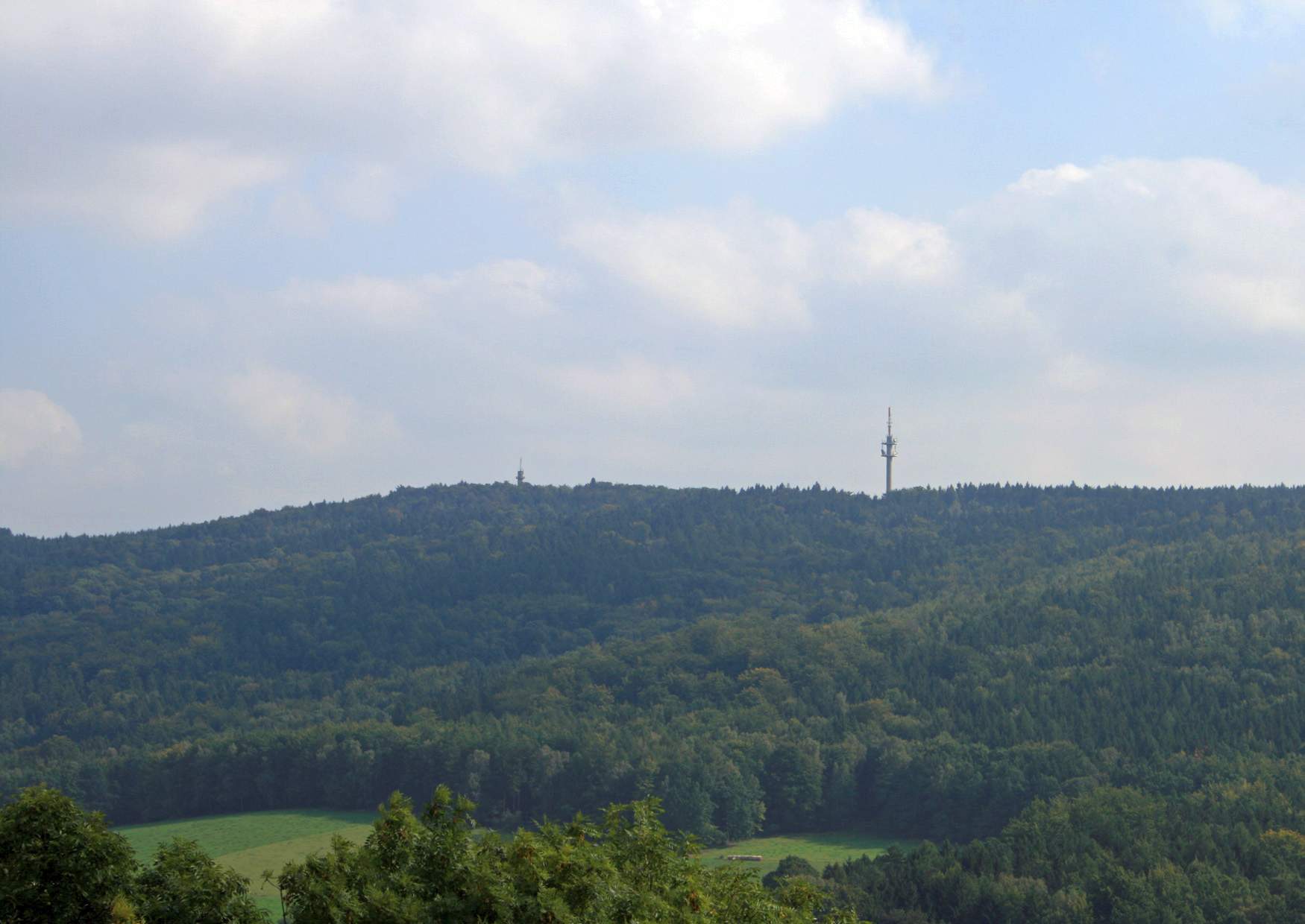 Der Blick vom Aussichtsturm zum Aussichtsturm auf dem Unger