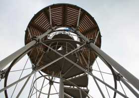 Der stählerne Aussichtsturm auf der Götzinger Höhe