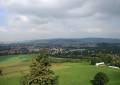 Der Blick von der Götzinger Höhe über Neustadt Sachen zum Valtenberg