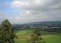 Der Blick auf die Stadt Neustadt vom Aussichtsturm auf der Götzinger Höhe
