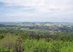 Der Blick vom Aussichtsturm auf dem Ungerberg zur Götzingerhöhe