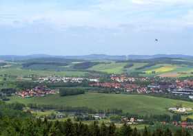 Der Blick vom Aussichtsturm auf dem Ungerberg auf die Stadt Neustadt in Sachsen