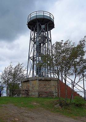 Ausflugsziel im Erzgebirge ist der Berg Kohlhaukuppe bei Geisingen. Bei einer Wanderung auf die Kohlhaukuppe in Geisingen erwartet den Wanderer eine herrliche Aussicht vom Aussichtsturm und die Einkehr in die Bergbaude auf der Kohlhaukuppe.