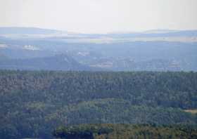 Der Blick vom Bismarckturm Berggießhübel auf die Bastei im Elbsandsteingebirge