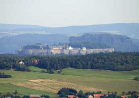 Ein Bild vom Königstein, wie man es mit einem Fernglas vom Bismarckturm Berggießhübel aus sieht