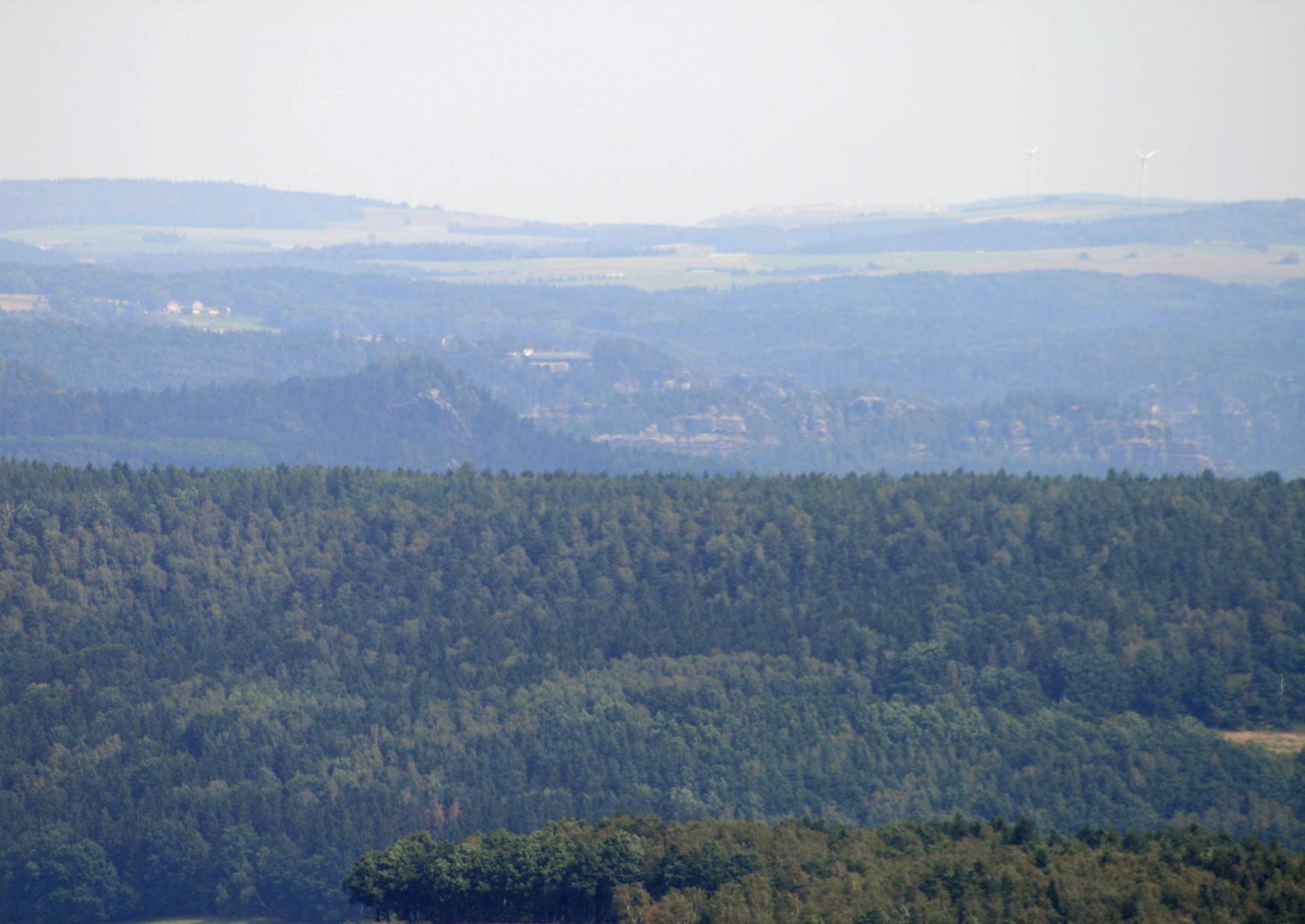 Der Blick vom Bismarckturm Berggießhübel auf die Bastei im Elbsandsteingebirge