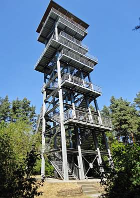 Beliebtes Ausflugsziel in der Niederlausitz ist der Aussichtsturm Hosena am Senftenberger See westlich von Großkoschen.