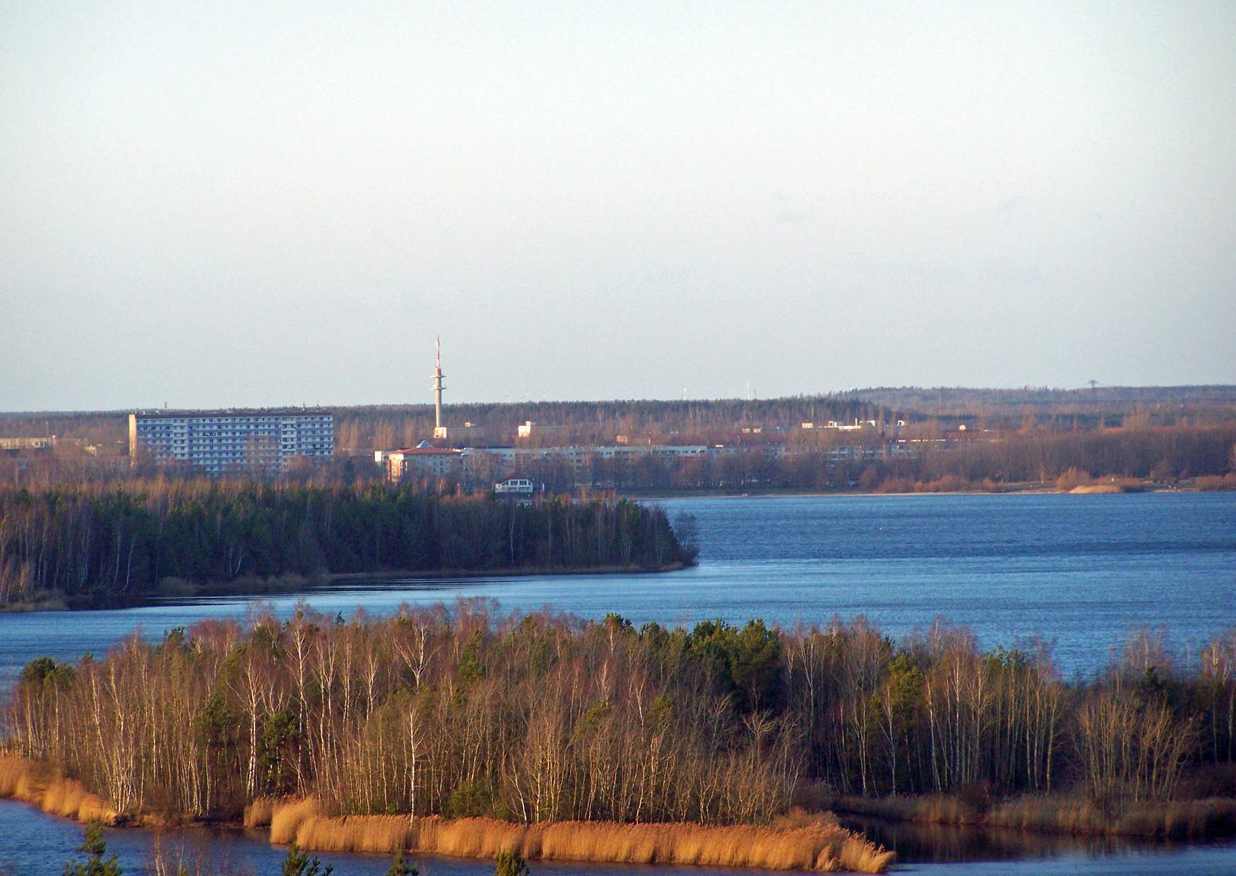 Blick vom Aussichtsturm am Senftenberger See nach Senftenberg zum Funkturm