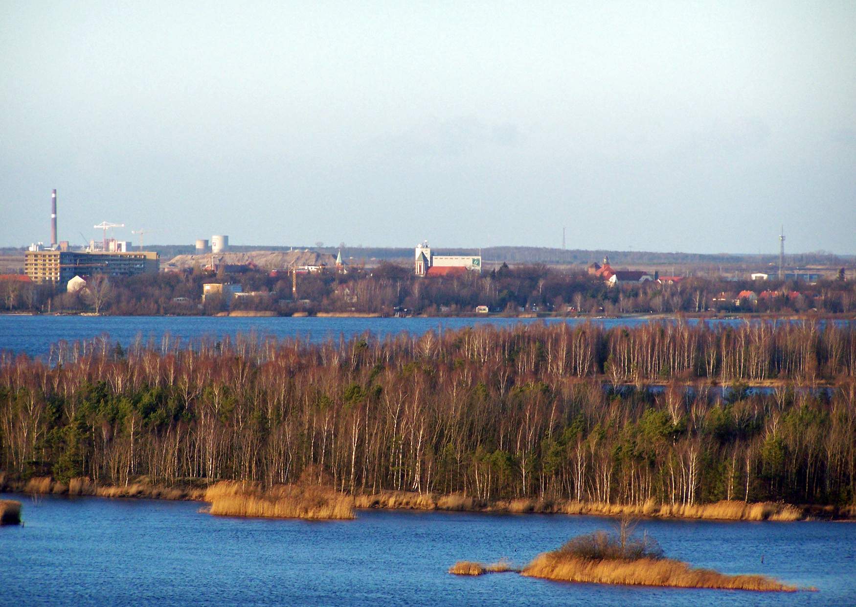 Blick vom Aussichtsturm am Senftenberger See zur Kirche Senftenberg