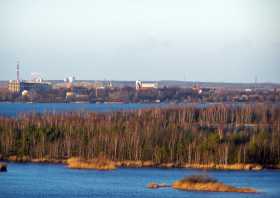 Blick vom Aussichtsturm am Senftenberger See zur Kirche Senftenberg