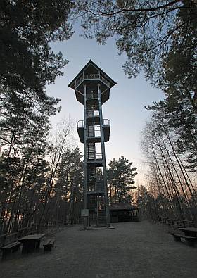 Der Aussichtsturm Hohenbocka in der Buckschen Schweiz ist ein beliebtes Wander- und Ausflugsziel nur 3 km von der Grenze Sachsens entfernt in Brandenburg.