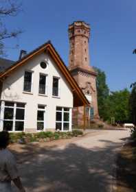 Gaststätte und Aussichtsturm auf dem Rochlitzer Berg