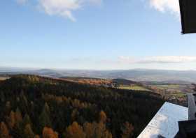 Der Blick vom König-Albert-Turm auf dem Spiegelwald - Scheibenberg, Bärenstein, Fichtelberg, Spitzberg