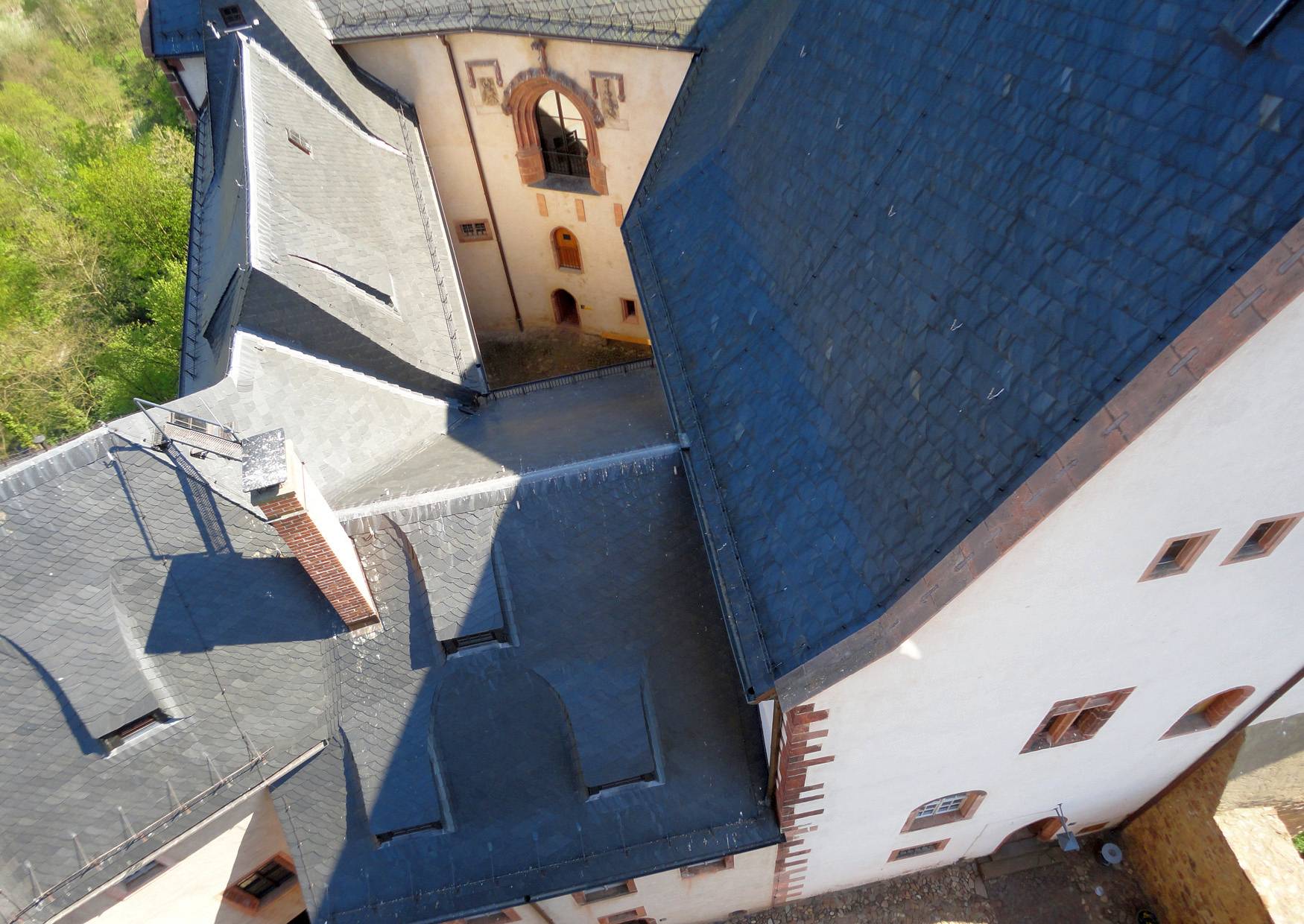 Blick vom Bergfried der Burg Mildenstein in den Vorhof