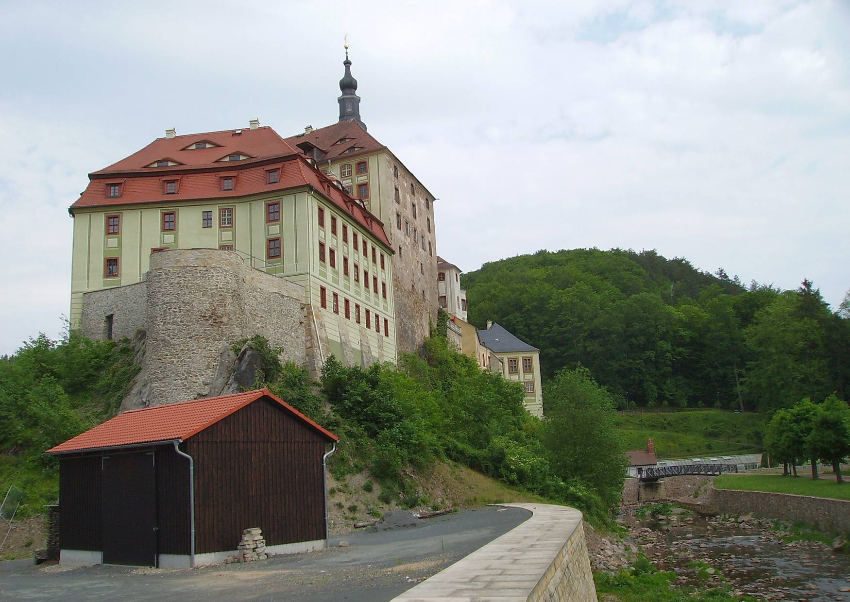 Schloss Weesenstein entlang des Flusses Müglitz