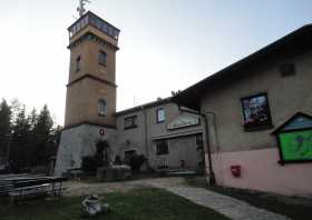 Köhlerturm mit der Berggaststätte Gleesberg