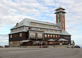 Fichtelberg mit Fichtelberghaus und Aussichtsturm