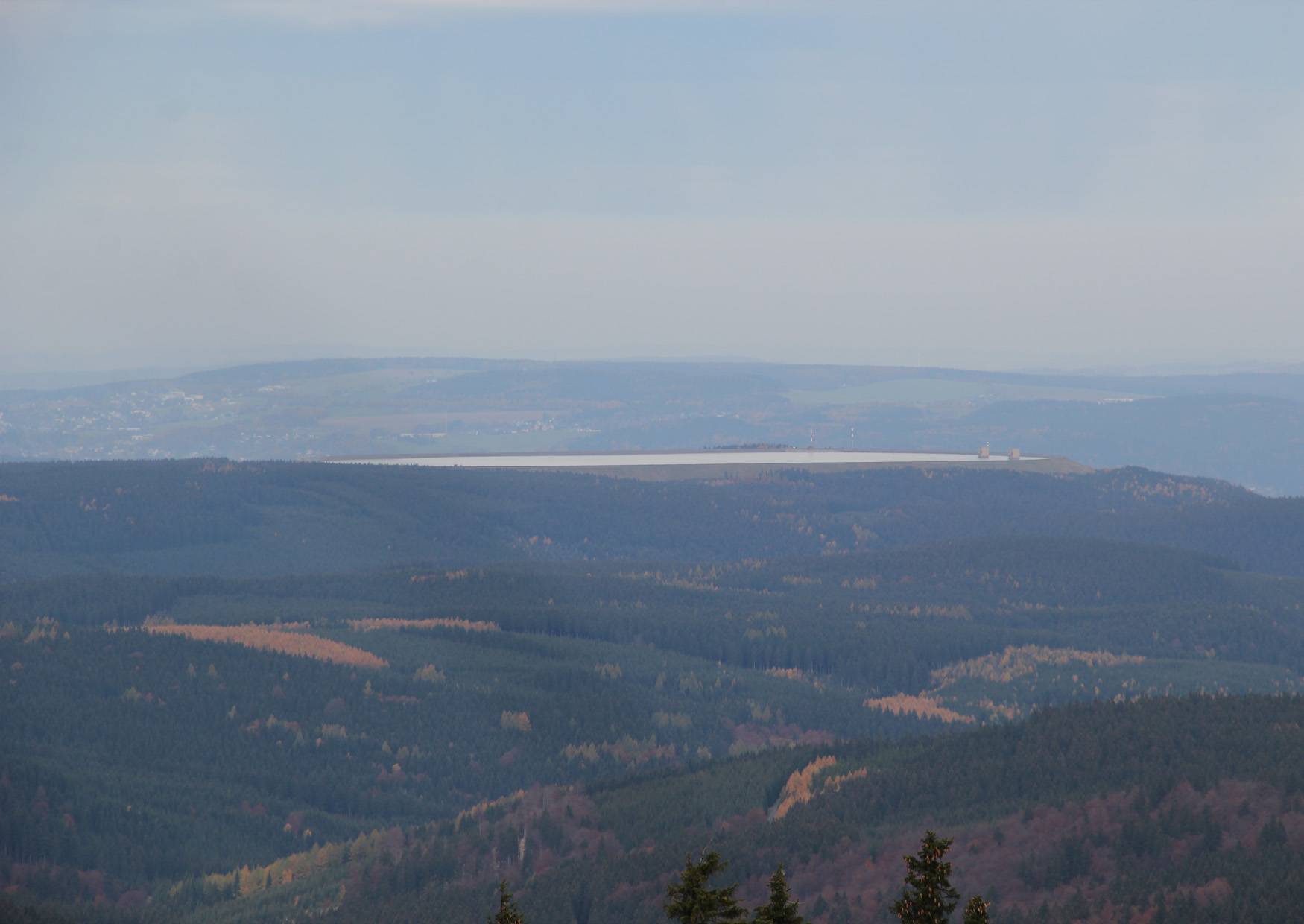 Blick vom Fichtelberg auf das Oberbecken in Markersbach