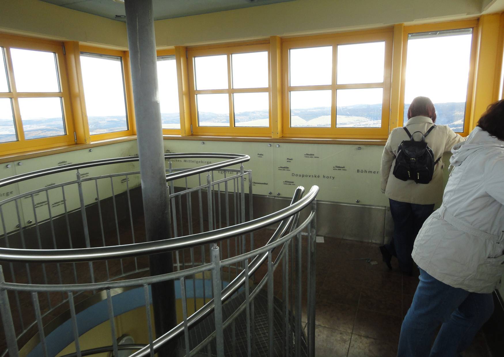 Die Aussichtsplattform auf dem Turm am Fichtelberghaus