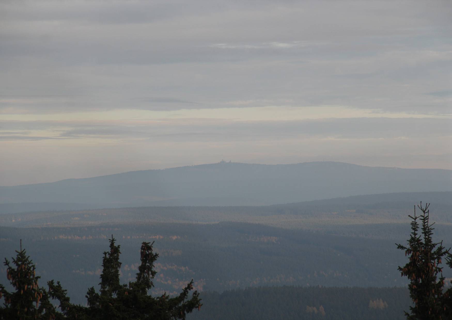 Der Blick vom Turm auf dem Auersberg in Richtung Fichtelberg