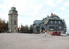 Der Aussichtsturm und der Berggasthof auf dem Ausersberg